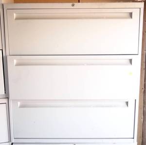 lot 281 image: EXCELLENT 3 DRAWER METAL FILE CABINET