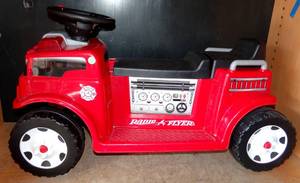 lot 283 image: Radio Flyer Battery-Operated Fire Truck Ride-On wOperating Lights