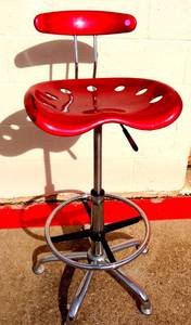 lot 298 image: NICE RED SWIVEL BAR STOOL WITH BUCKET STYLE SEAT - ADJUSTABLE