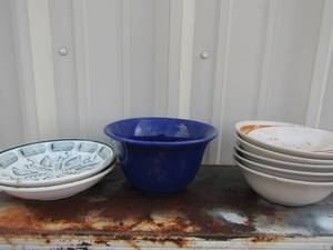 lot 43 image: Various kitchen bowls, small and large, also a few misc. saucers