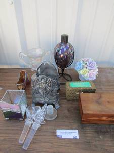 lot 68 image: Various home dcor, glass shoe, wooden box, oil lamp, metal napkin holder and more