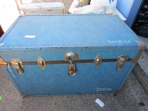 lot 90 image: Vintage Bile trunk has latches on front to keep closed, decent condition,  223620