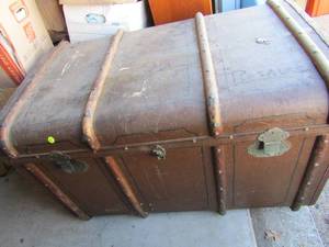 lot 91 image: 244025 Vintage brown chest, sturdy but needs some TLC
