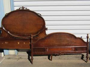 lot 106 image: Vintage twin size HB&FB with wood side rails that snap in on each end, needs some updated paint sturdy condition
