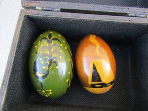lot 111 image: small chest with 2 wooden dcor eggs