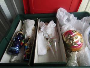 lot 118 image: Tote of ice cycle tree dcor and solider tree ornaments plus various other pieces