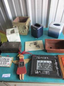 lot 121 image: Various napkin box holders, wall art and more
