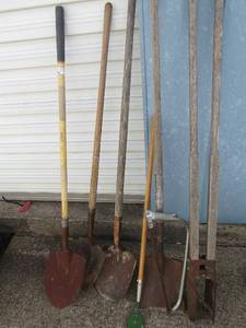 lot 136 image: Lot of shovels, post hole diggers