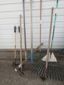 lot 138 image: Lot of pics, rakes,pitch fork and more yard equipment