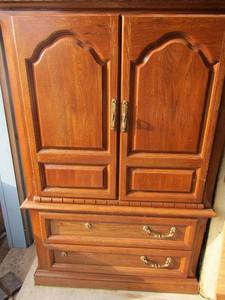 lot 142 image: Chest of drawers with 2 bottom drawers and top has double doors opens with 3 tier cabinets, 604018, missing handles are in the drawer