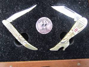 lot 163 image: KISSING CRANE  KNIFE SET INCLUDES LADY LEG KNIFE  - SET #233  (Set of 2 knives) IN CASE