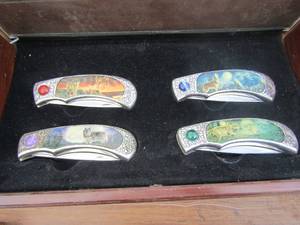 lot 164 image: FRANKLIN MINT COLLECTION  KNIFE SET Qty 4 of wolves in case with glass top, stainless steel blades