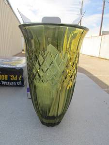lot 165 image: MARQUIS by WATERFORD  SHELTON OLIVE VASE NIB