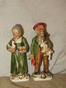 lot 14 image: Old porcelian grandpa and grandma farmers both 7 12 inch