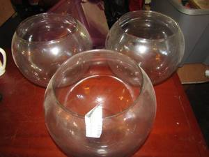 lot 28 image: 3 clear glass fish bowls