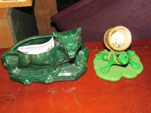 lot 43 image: Hollywood ceramic dcor tiger, frog caring a barrell