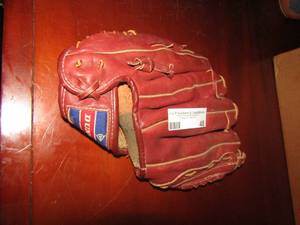 lot 48 image: Right hand bseball softball glove, Dunlop brand