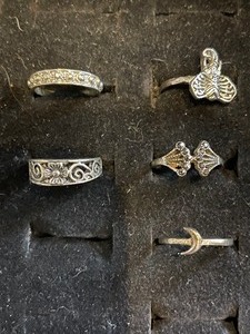lot 91 image: 5 silver tone rings