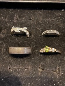 lot 92 image: 5 assorted rings