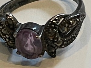 lot 58 image: 825 sterling ring. Says nan inside size 7