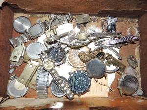 lot 190 image: Big Bag of watch pieces