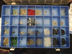 lot 195 image: Box of jewlery  parts and pieces