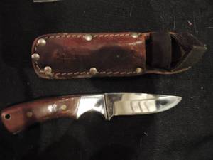 lot 204 image: single blade fixed 3.5 blade in leather couch