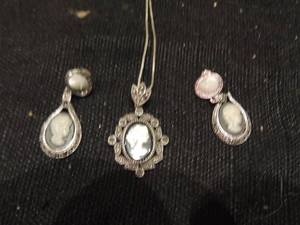 lot 231 image: Cameo necklace and matching earrings 925 Thailand