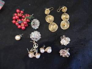 lot 83 image: 6 pairs of earrings from vintage crystal to red berries