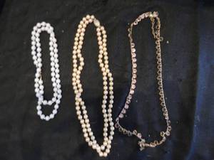 lot 82 image: beaded necklace, hand knotted pearls and white glass beads