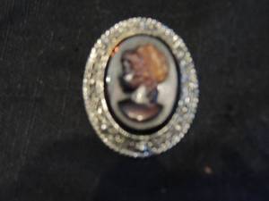lot 181 image: Broach or neck drop cameo