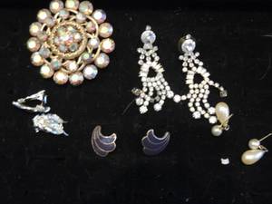 lot 95 image: 5 matching pairs of vintage earring plus a bejeweled pin