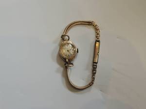 lot 80 image: Vintage gold case Bulova watch