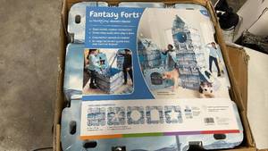 lot 73 image: HearthSong Fantasy Forts 16 Panels Igloo