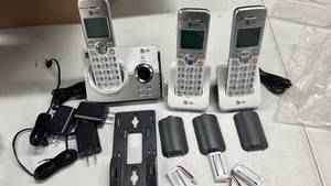lot 155 image: AT&T 4 Handset Phone System Silver EL52319