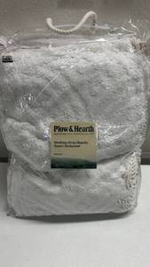 lot 189 image: Plow & Hearth Wedding Ring Chenille Queen Bedspread