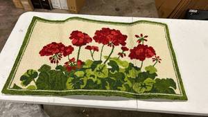 lot 194 image: Plow & Hearth 2x3 Floral Rug