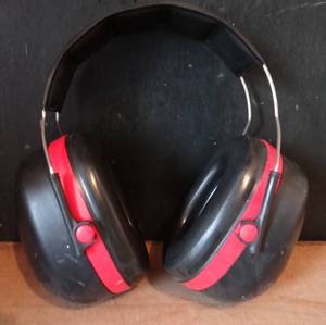 lot 23 image: PELTOR TWIN CUP H10 EAR PROTECTION EAR MUFFS