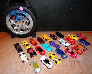 lot 27 image: VINTAGE HOT WHEELS CAR AND TIRE STORAGE BOX