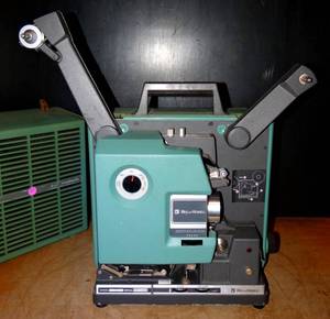 lot 45 image: VINTAGE BELL & HOWE MODEL 1590C MOVIE PROJECTOR WITH CASE