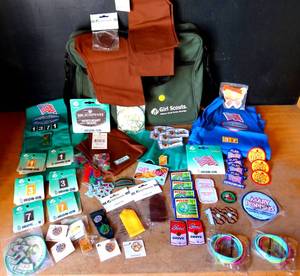lot 78 image: LARGE COLLECTION OF GIRL SCOUT ACCESORIES & BADGES IN OFFICIAL BAG