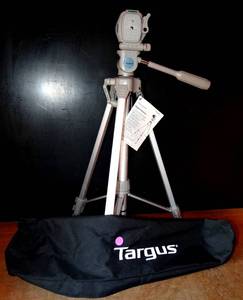 lot 103 image: Targus TGT-58TR Digital 58 inch Digital Tripod with 3-Way Panhead in Storage Bag - NEW WTAGS