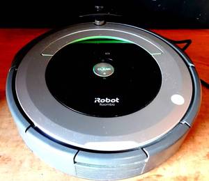 lot 113 image: iRobot Roomba 690 Robot Vacuum Cleaner - POWER TESTEDWAS CHARGING & TALKING $$$