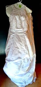 lot 200 image: AMAZING FIND - CUSTOM DESIGNER WEDDING DRESS - SIZE 4 WITH EXTRA LONG TRAIN - BEAUTIFUL BEADING AND ACCENTS - PICTURE DO NOT DO JUSTICE (NEVER WORN) $$$$
