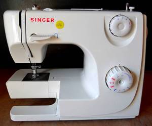 lot 186 image: SINGER CLASSIC MODEL 8280 SEWING MACHINE WPOWER CORD & PEDAL - WORKS