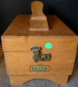 lot 211 image: VINTAGE GRIFFIN SHINEMASTER WOODEN SHOESHINE BOX WITH FOOT REST