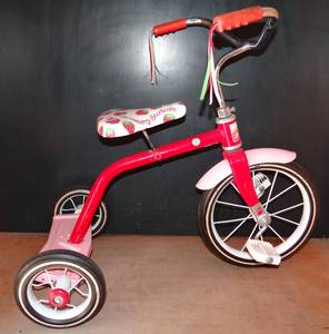 lot 300 image: RARE FIND - CLASSIC VINTAGE STRAWBERRY SHORTCAKE TRICYCLE WITH ORIGINAL STREAMERS - VG CONDITION