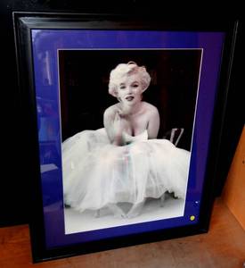 lot 277 image: AWESOME LARGE MARILYN MONROE 3d EFFECT PHOTO IN CUSTOM FRAME WITH DOUBLE MAT
