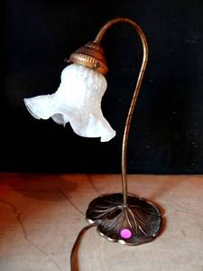 lot 281 image: WORKING TABLETOP LAMB WITH BRASS STAND AND ORNATE SHADE - WORKS