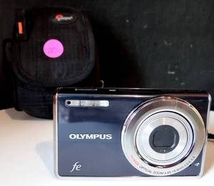 lot 282 image: Olympus FE FE-4010 12.0MP Digital Camera & Case